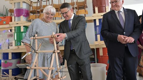 Kulturstaatsministerin Claudia Roth, Hessens Ministerpräsident Boris Rhein und Bundespräsident Frank-Walter Steinmeier gemeinsam beim documenta-Rundgang in Kassel.
