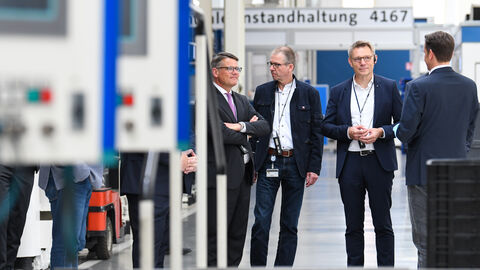 Ministerpräsident Rhein beim Rundgang durch die Produktionshallen mit dem stellvertretenden Betriebsratsvorsitzenden Christian Wetekam. 