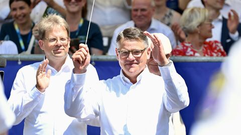 Ministerpräsident Boris Rhein dirigiert das Landespolizeiorchester Hessen