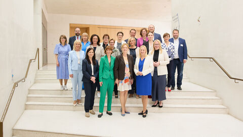 Gruppenfotos der Ministerinnen und Minister, Senatorinnen und Senatoren für Arbeit und Soziales bei der Konferenz